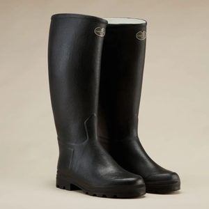 Kuvassa luonnonkumista valmistetut mustat Le Chameau Saint Hubert mittatilaussaappaat joissa on nahkavuori.