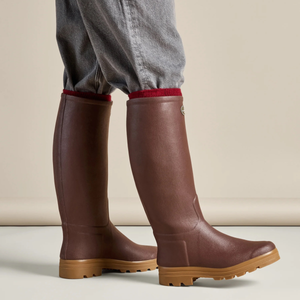 Kuvassa miehellä on jalassa Le Chameaun Saint Hubert nahkavuoriset luonnonkumisaappaat.