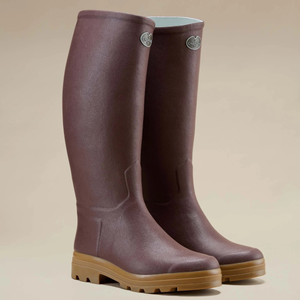 Kuvassa luonnonkumista valmistetut Le Chameau Saint Hubert mittatilaussaappaat joissa on nahkavuori.