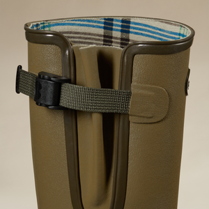 Lähikuva naisten Vierzon -saappaiden säädettävästä varrensuusta.