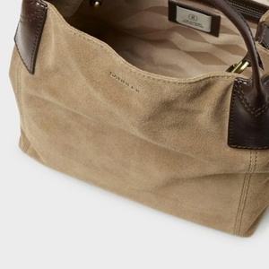 Saddler Inés Mini Tote mokkanahkalaukun sisäosa, vaalea kuviollinen vuori ja vetoketjullinen sisätasku.