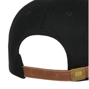 Stetson Baseball Cap American Heritage -lippiksen takaosa, ruskea säätöhihna ja kullanvärinen Stetson-metallisolki.