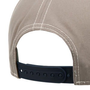 Stetson Trucker Cap Hockey -lippiksen harmaa takaosa lähikuvassa, tummansininen nepparisäätö ja vaaleat tikkaukset.