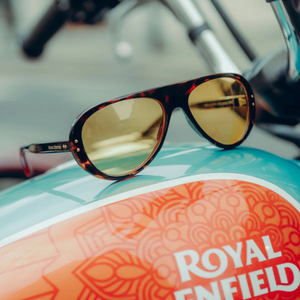 Fiiliskuva Vallon Moto Aviators Royal Enfield -aurinkolaseista moottoripyörän bensatankin päällä.