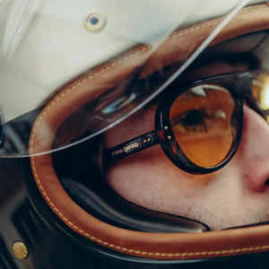 Kuvassa Vallon Moto Aviators Royal Enfield -aurinkolasit kuvattuna kypärän sisällä.