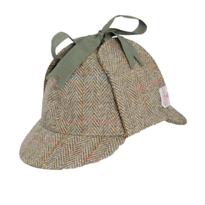 Walker & Hawkes Watson Deerstalker -tweedhattu Moss Green -värissä edestä, ruutukuvio ja päälaelle sidotut korvaläpät.