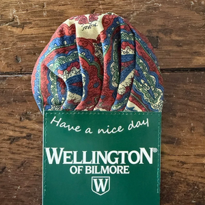 Wellington of Bilmore silkkitaskuhuivi vihreässä pakkauksessa, punainen, sininen ja vihreä koristekuviointi.