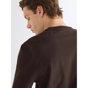 Wrangler LS Tee pitkähihainen t-paita, suklaanruskea, olkapäästä kuvattuna.