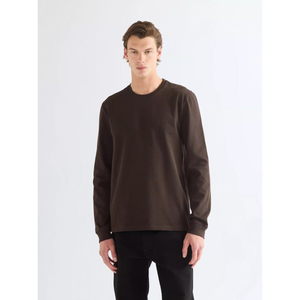 Wrangler LS Tee pitkähihainen t-paita, suklaanruskea, edestä kuvattuna.