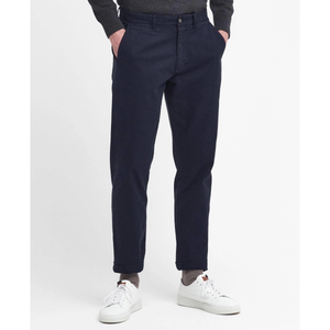 Barbour Washed Tailored Fit Trousers navysinisenä mallin päällä.