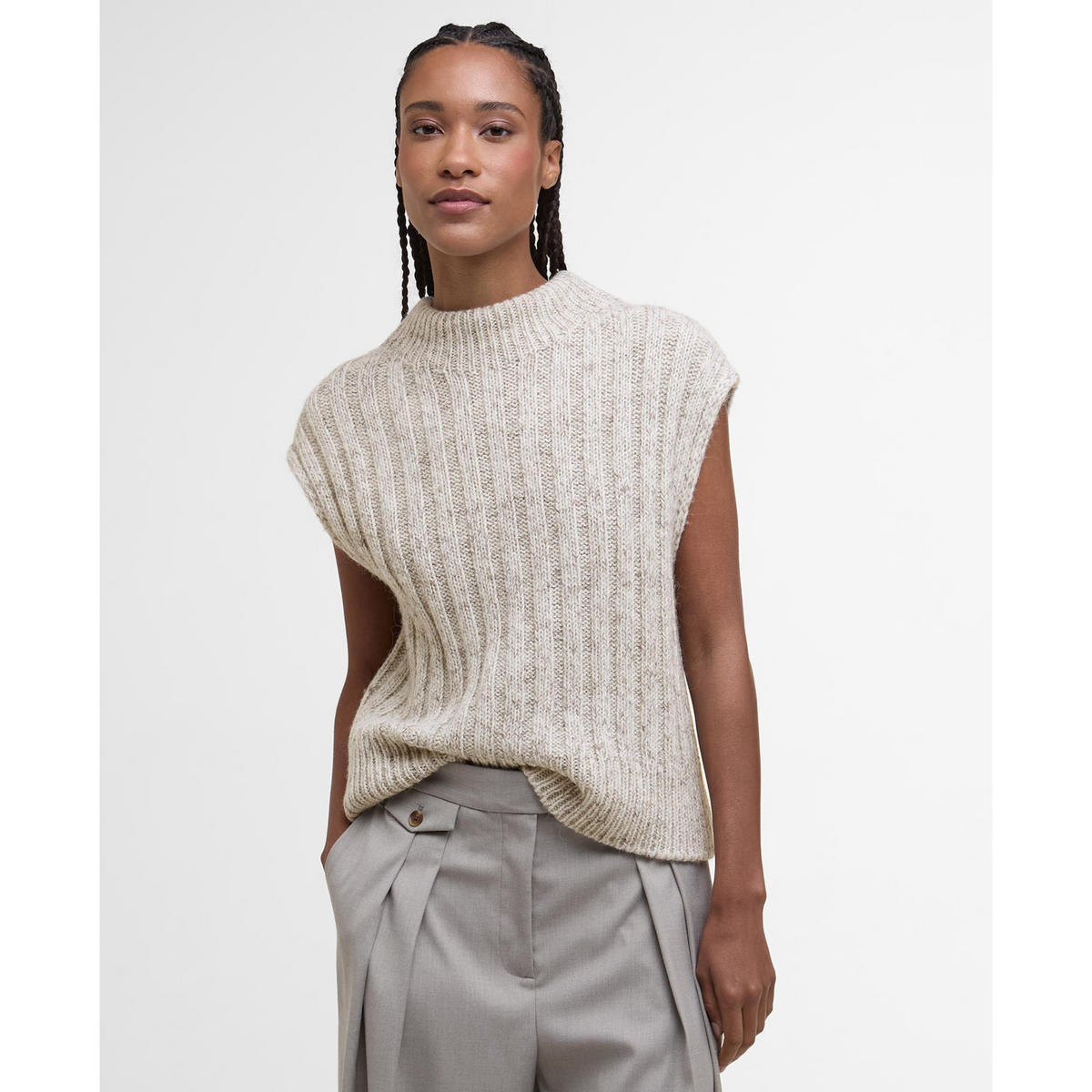 Barbour Anastasia -villaneuleliivissä on pyöreä pääntie ja sitä voi käyttää sellaisenaan, t-paidan, kauluspaidan tai vaikka neulepaidan päällä.