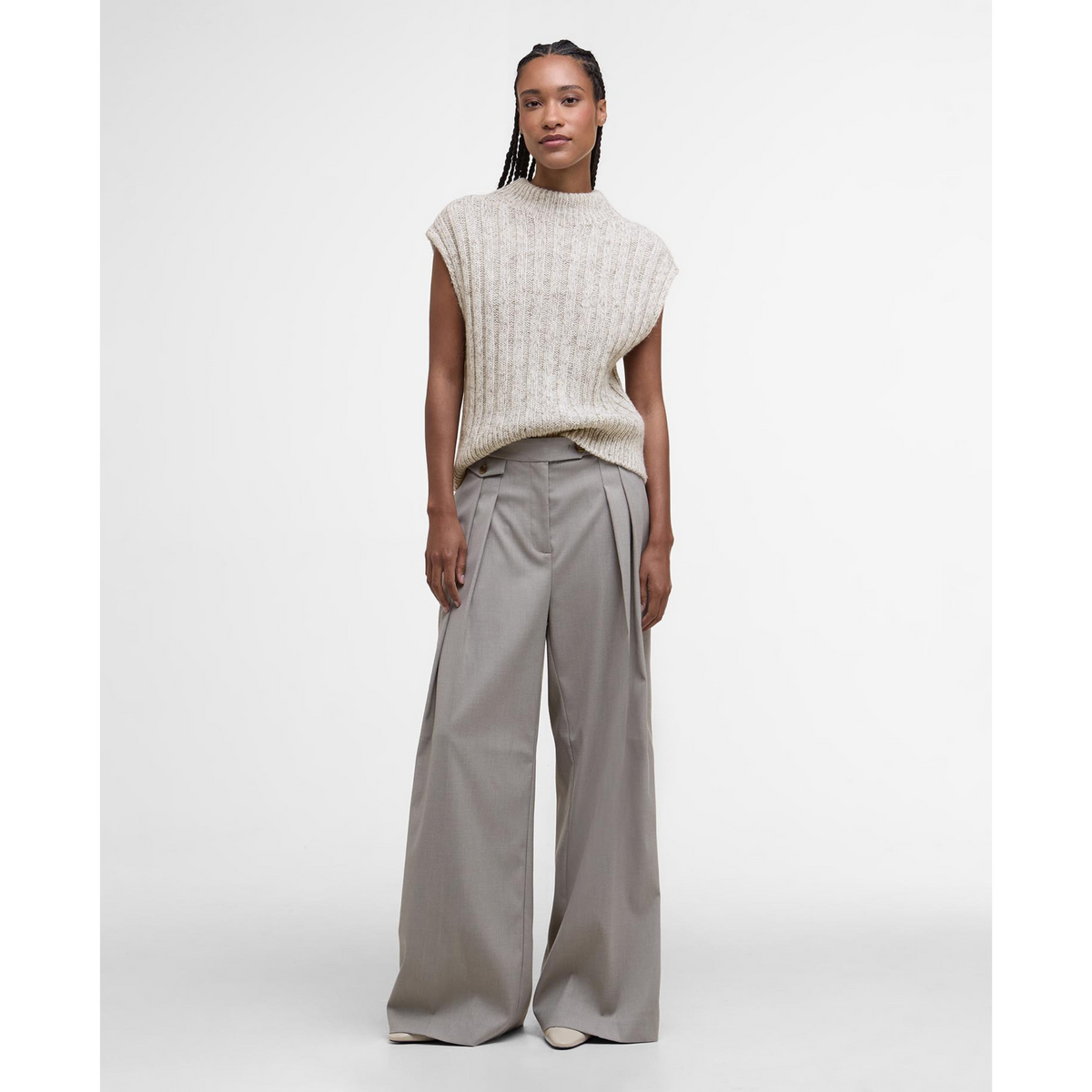 Tämä ribbineuleliivi on valmistettu laadukkaasta villasekoitteesta ja se on  helppo yhdistellä monenlaisiin vaatteisiin.