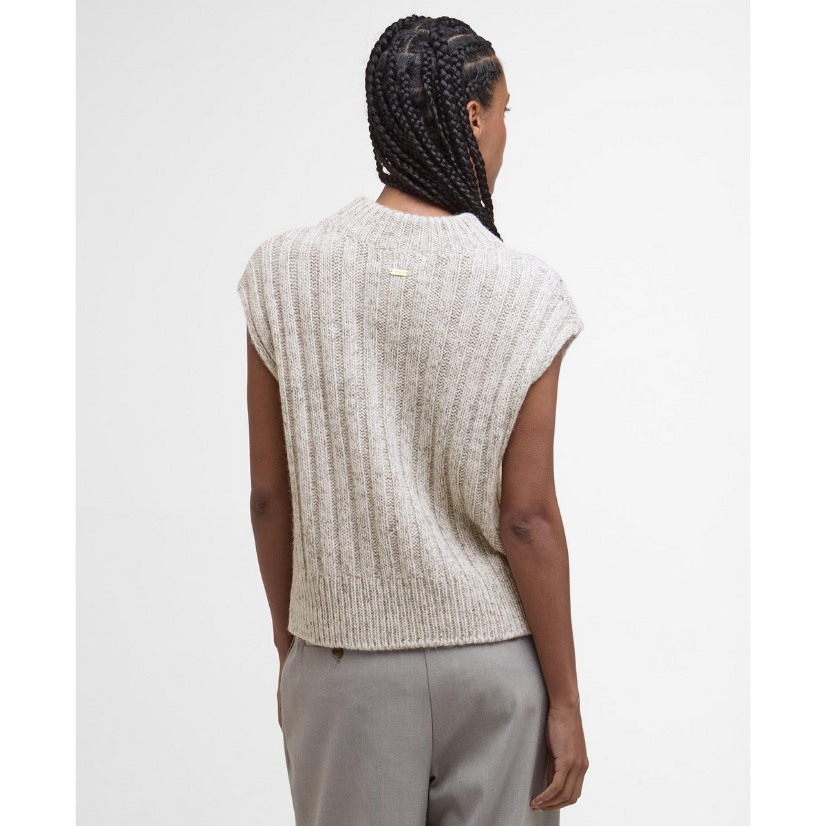 Neuleliivin niskassa on pieni metallinen Barbour -logolaatta.