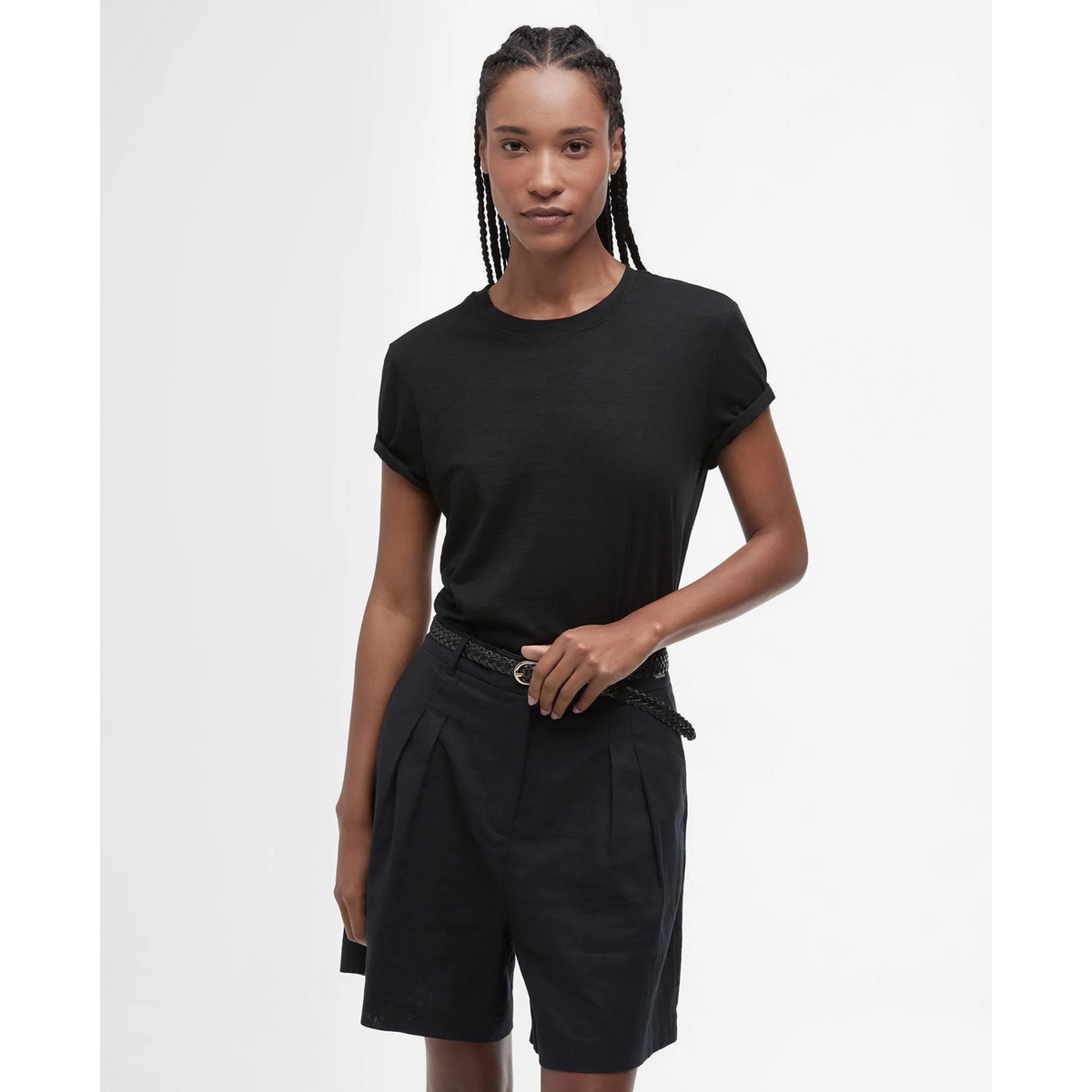 Paita sopii hyvin niin housujen, hameen kuin shortsienkin kanssa.