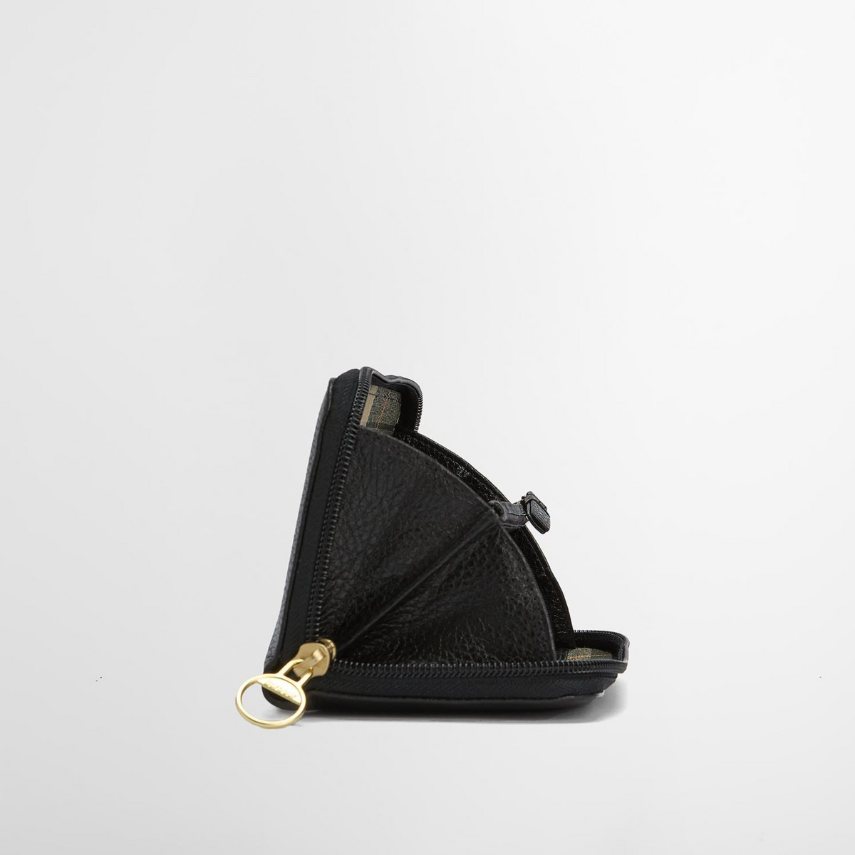 Vetoketjulla suljettavassa lompakossa on kaksi isoa lokeroa sekä vetoketjullinen sisälokero ja korttitaskuja.