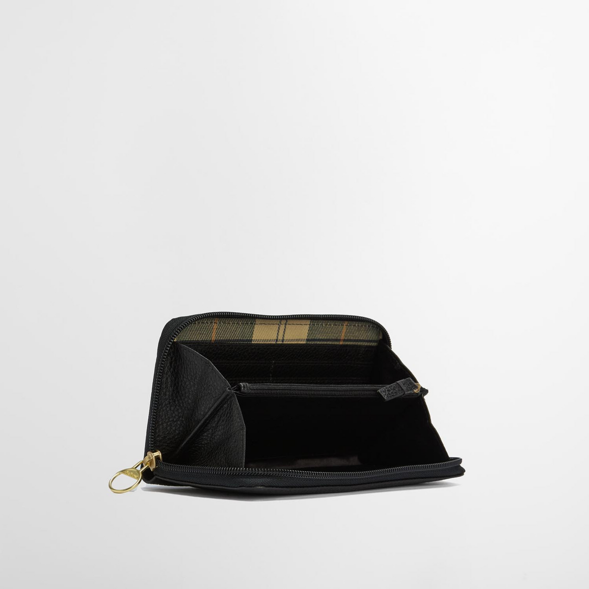 Kuvassa on avonainen naisten musta Barbour nahkalompakko.