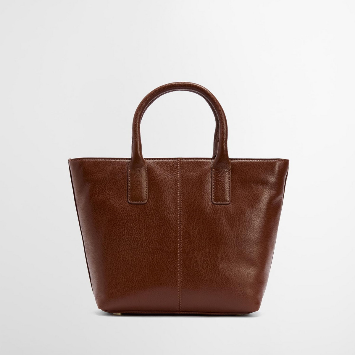 Tässä kokonahkaisessa laukussa on klassinen muotoilu.