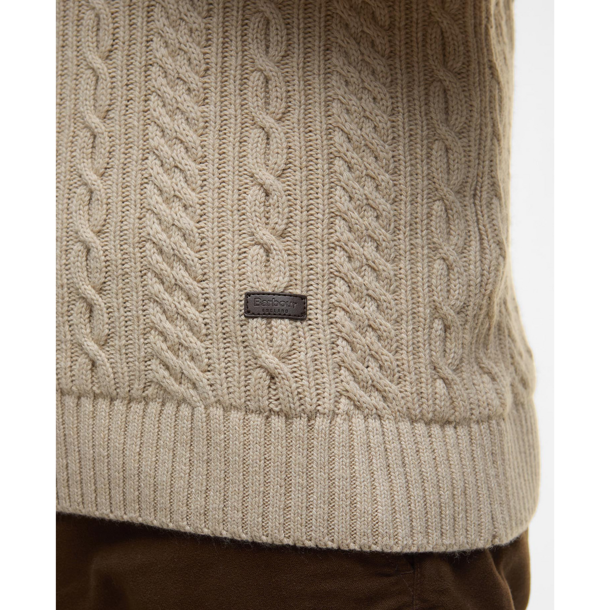 Neulepaidan helmaan on ommeltu pieni, nahkainen Barbour -logo.