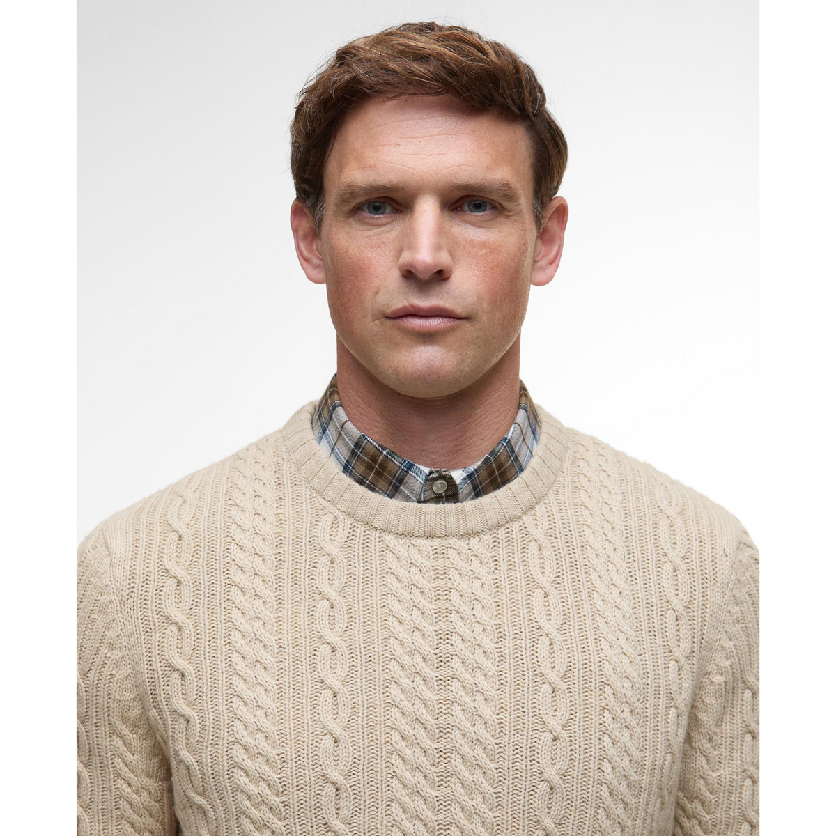 Tässä neulepaidassa on pyöreä pääntie ja se näyttää hyvältä kauluspaidan päälle puettuna.