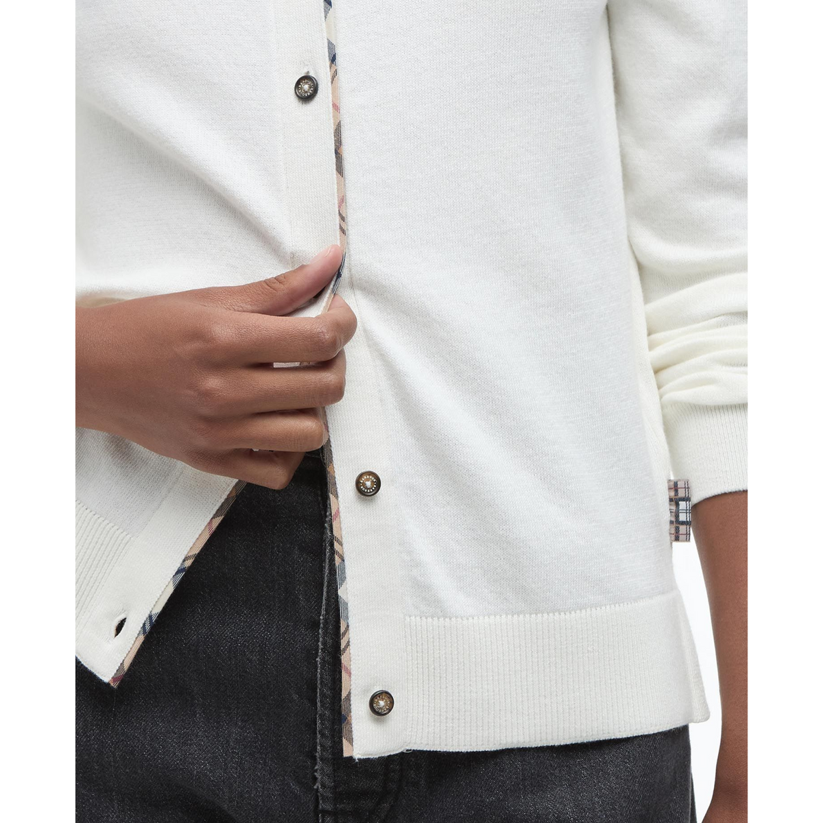 Neuletakissa on nappikiinnitys.