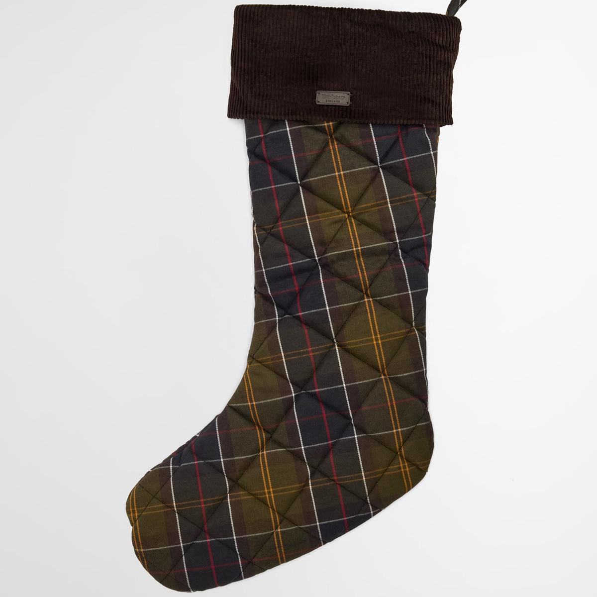 Kuvassa on klassisella Tartan -kuosilla varustettu Barbour joulusukka jossa on samettinen varsiosa ja ripustuslenkki.