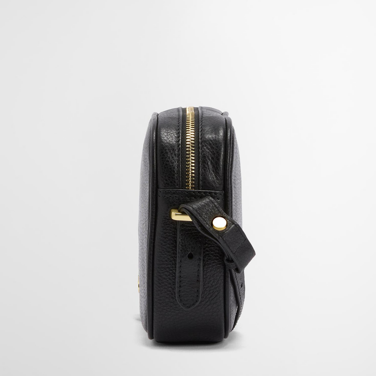 Laukussa on antiikkimessingin väriset metalliosat ja vetoketju.