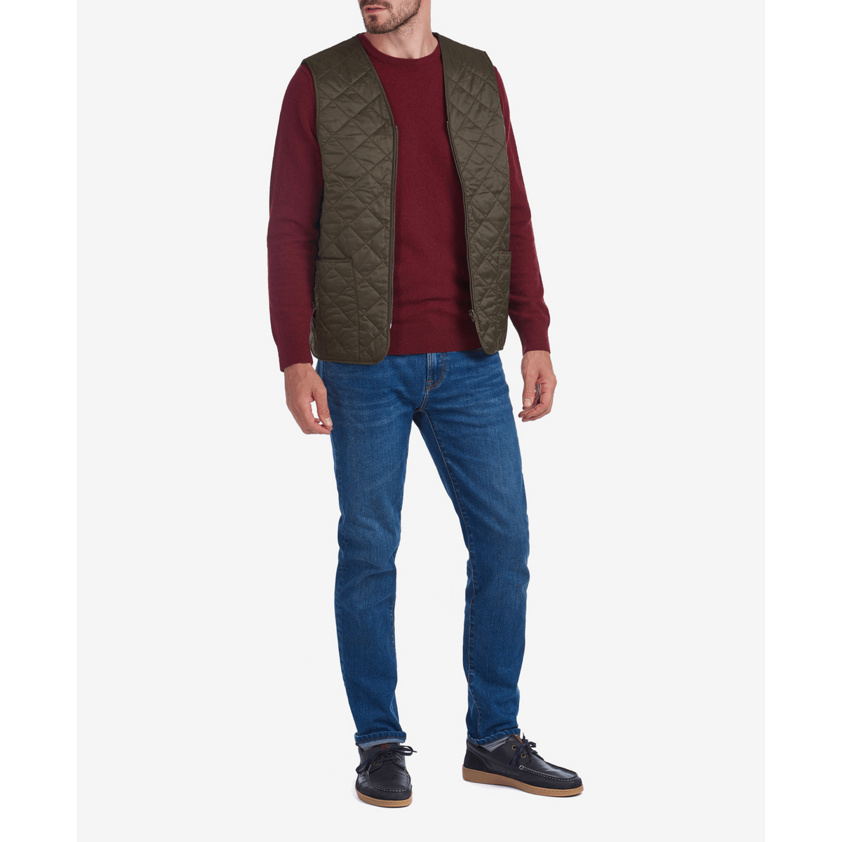 Liivi on oliivin värinen ja siinä on ruudullinen vuorikangas