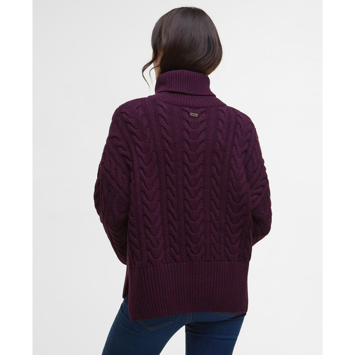 Neuleen niskaan on ommeltu pieni metallinen Barbour -logomerkki.