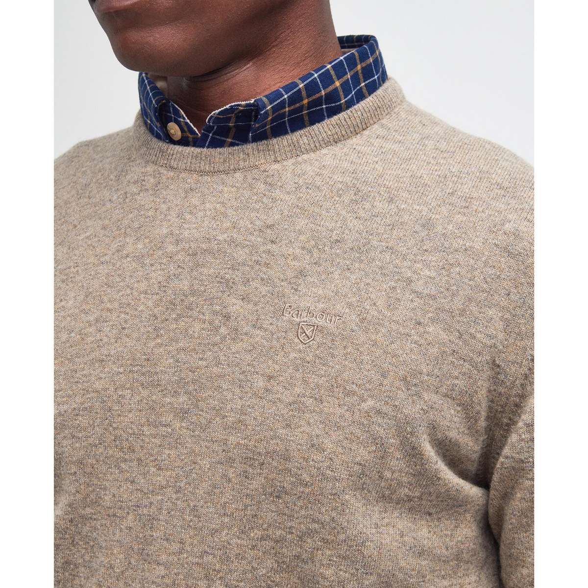 Tässä neulepaidassa on pyöreä pääntie.