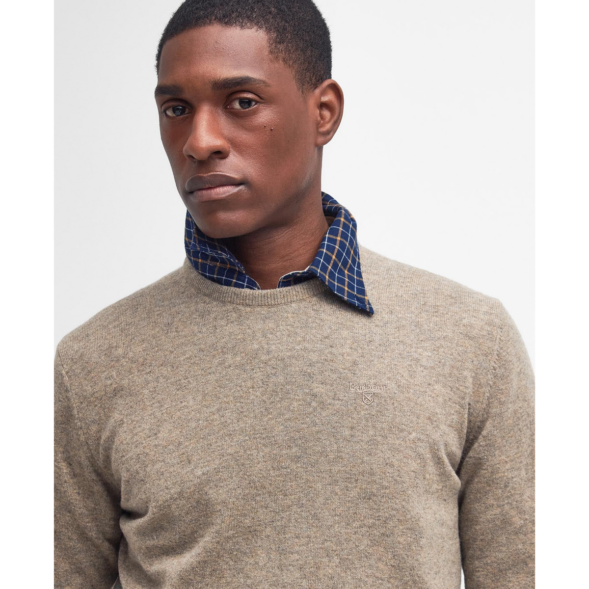 Neuleen kanssa on helppo yhdistellä kuviollisia tai yksivärisiä kauluspaitoja.