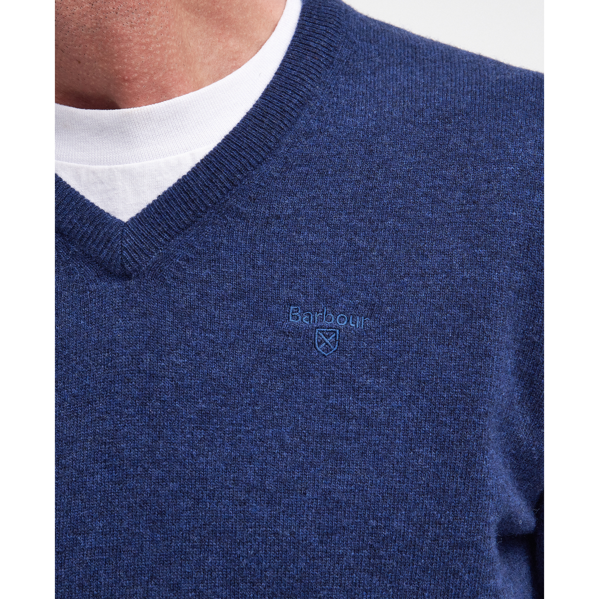 Neulepaidan rintaan on kirjailtu pieni Barbour-logo.