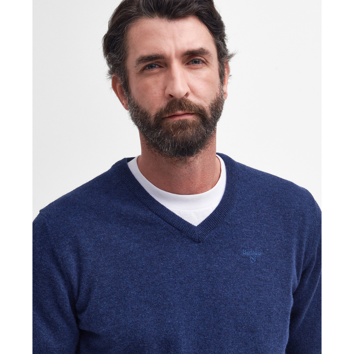 Tämän V-aukkoisen neulepaidan alle sopii hyvin esim. valkoinen t-paita.