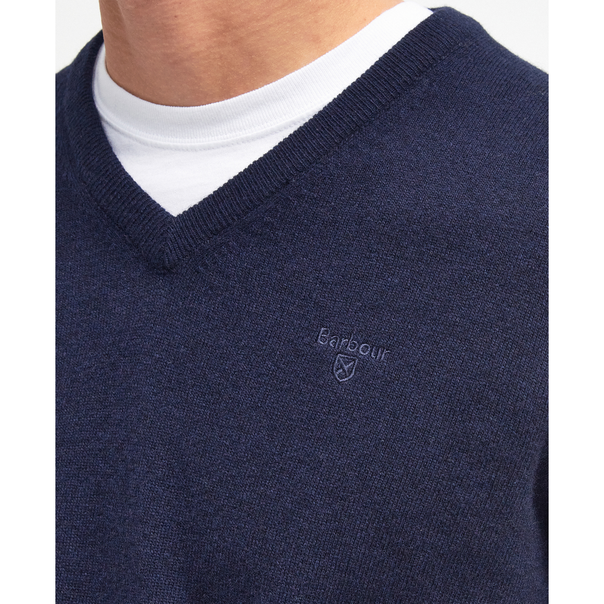 Kuvan V-aukkoisen neuleen vasemmassa rinnassa on pieni Barbour -logo.