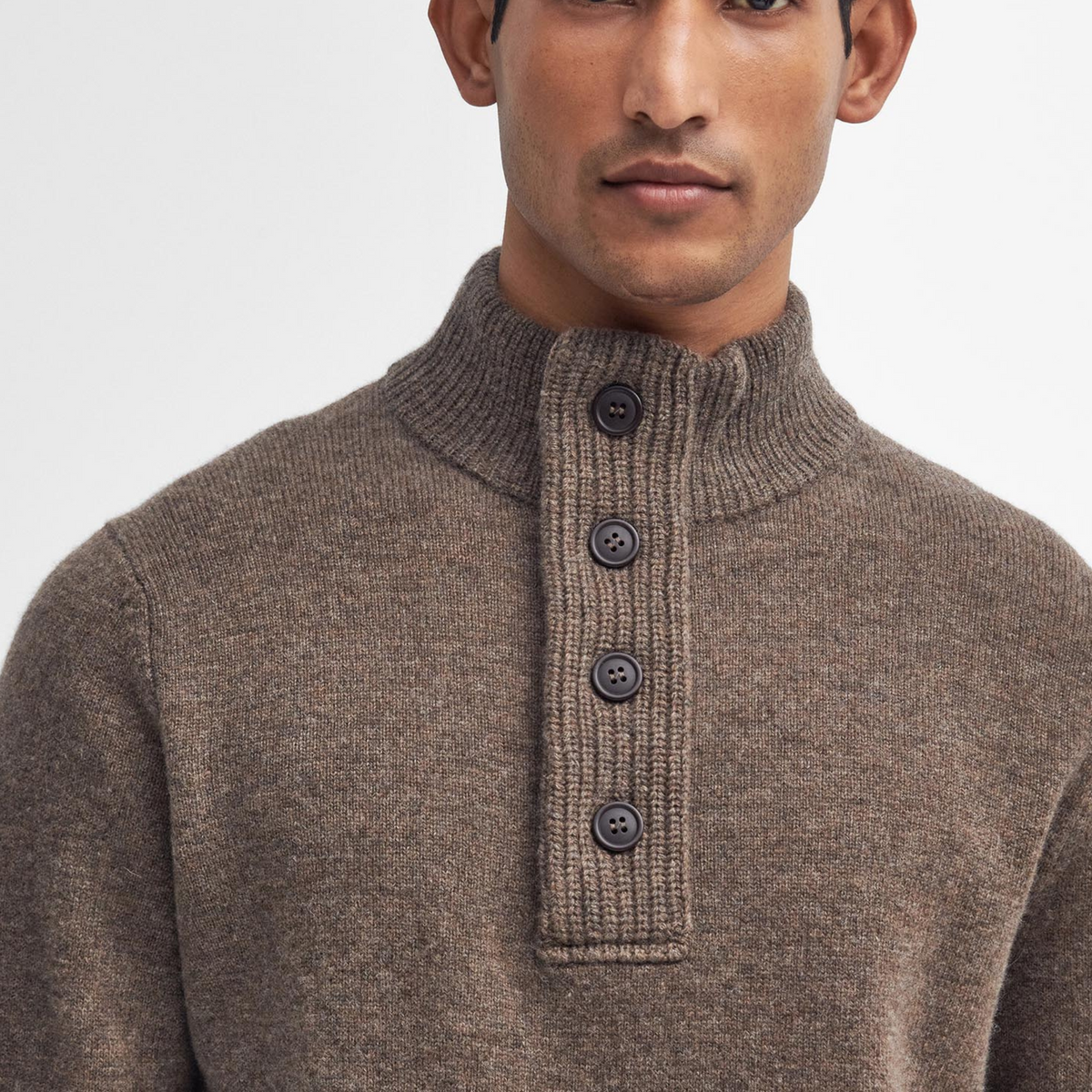 Korkea pääntie vetoketjulla ja neljällä napilla suojaa hyvin viimalta ja kylmältä.