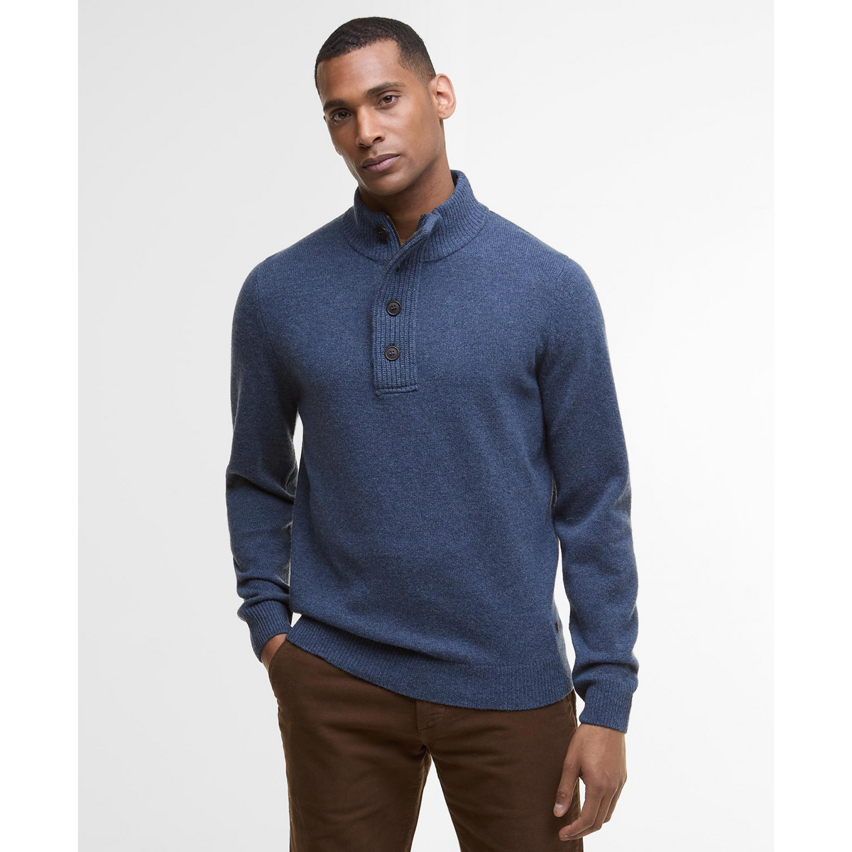 Tämä indigonsininen korkeakauluksinen merinovillapaita sopii hyvin esim. farkkujen tai chinojen kanssa.