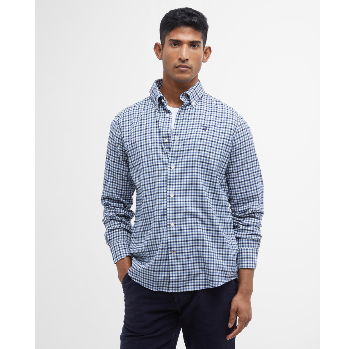 Paitaa voi käyttää sellaisenaan tai esim. neulepaidan alla.