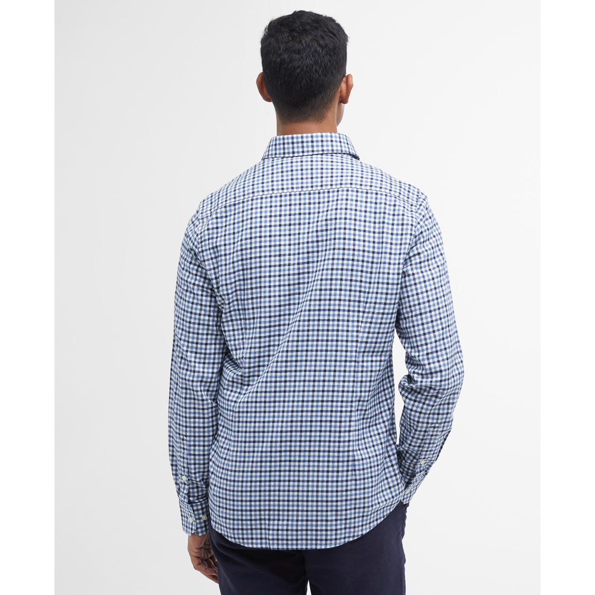 Kuvassa näkyy että paidassa on takaa hiukan pyöristetty helma.