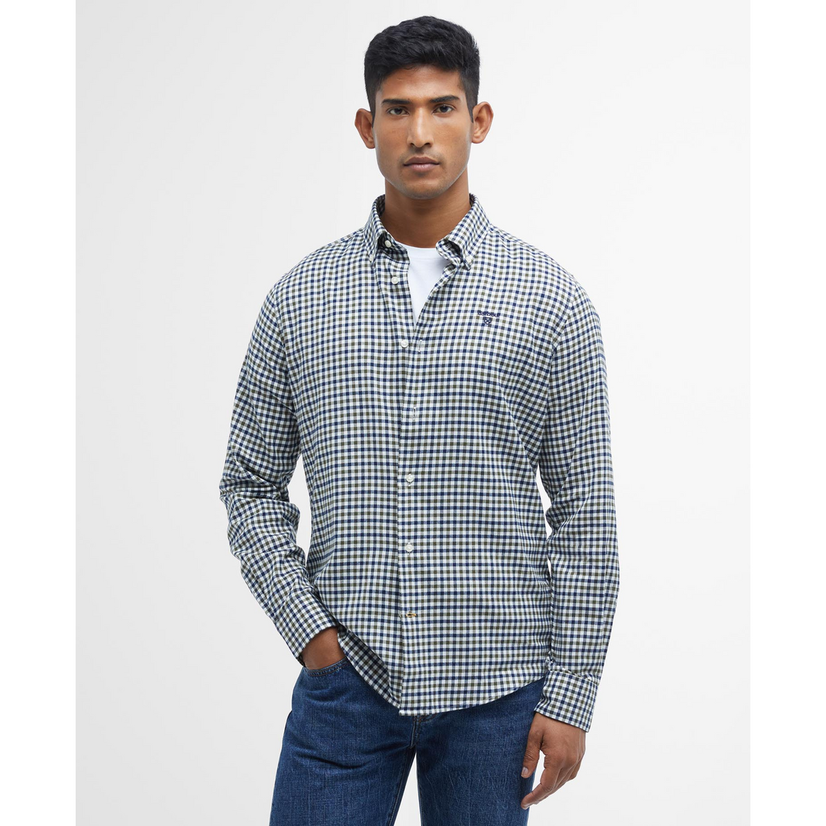 Kauluspaidassa on nappikiinnitys ja tyylikäs gingham-ruutukuvio.