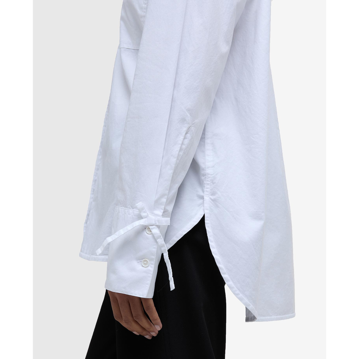 Hihansuissa on kauniit rusettikoristeet.