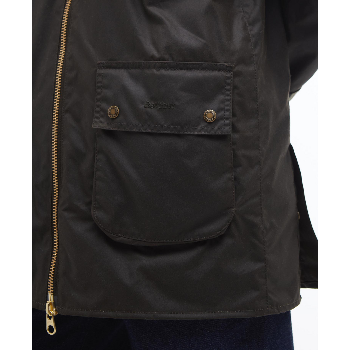 Takissa on perinteiset, tilavat bellows -taskut.