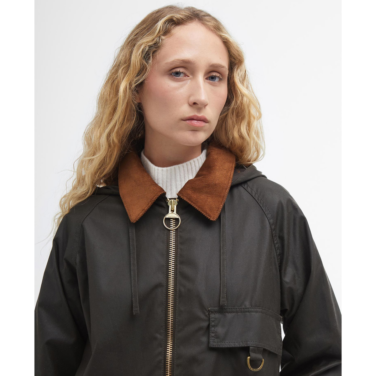 Takissa on näyttävä samettikaulus ja messinginväriset metalliyksityiskohdat.