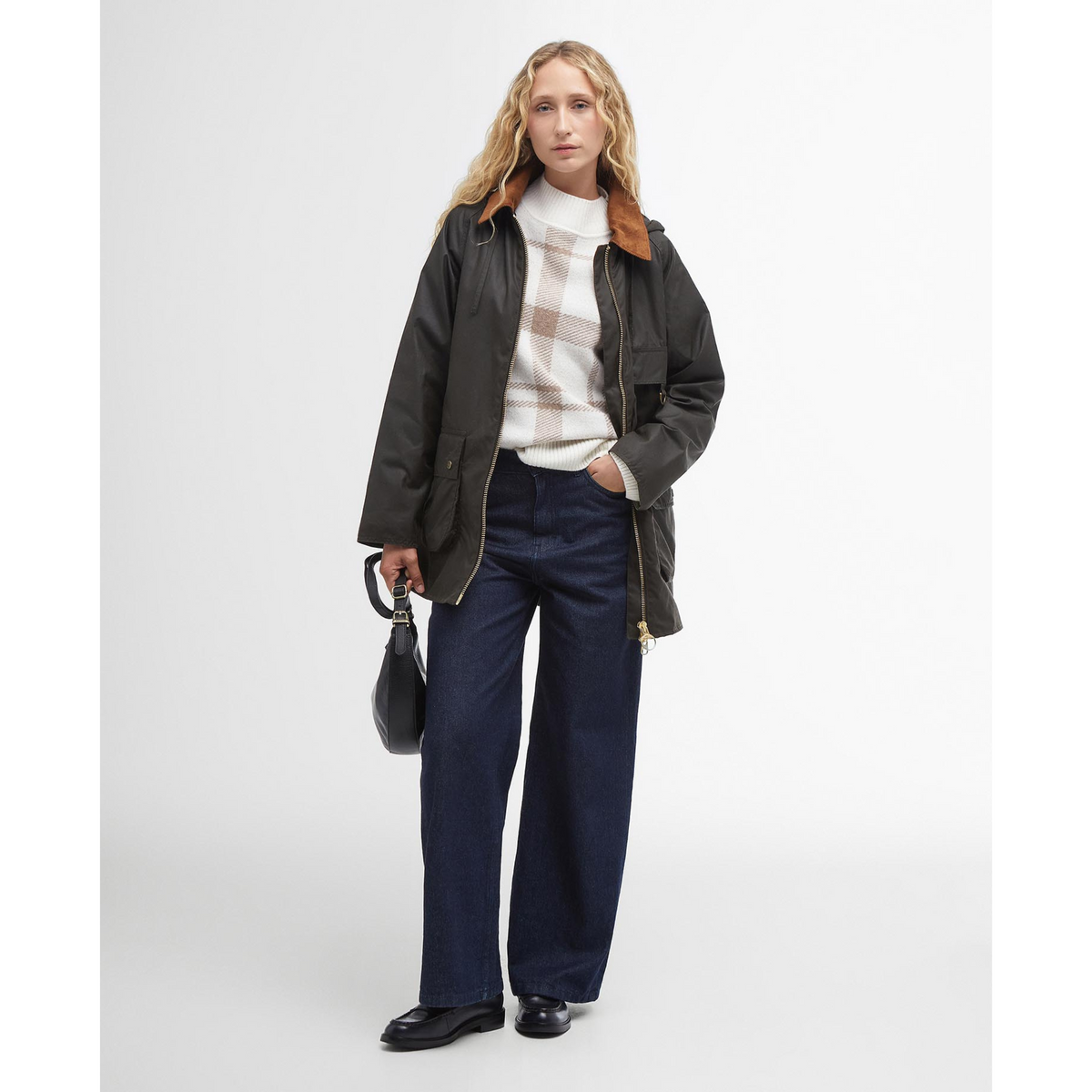 Takissa on messinginvärinen, kaksisuuntainen vetoketju.