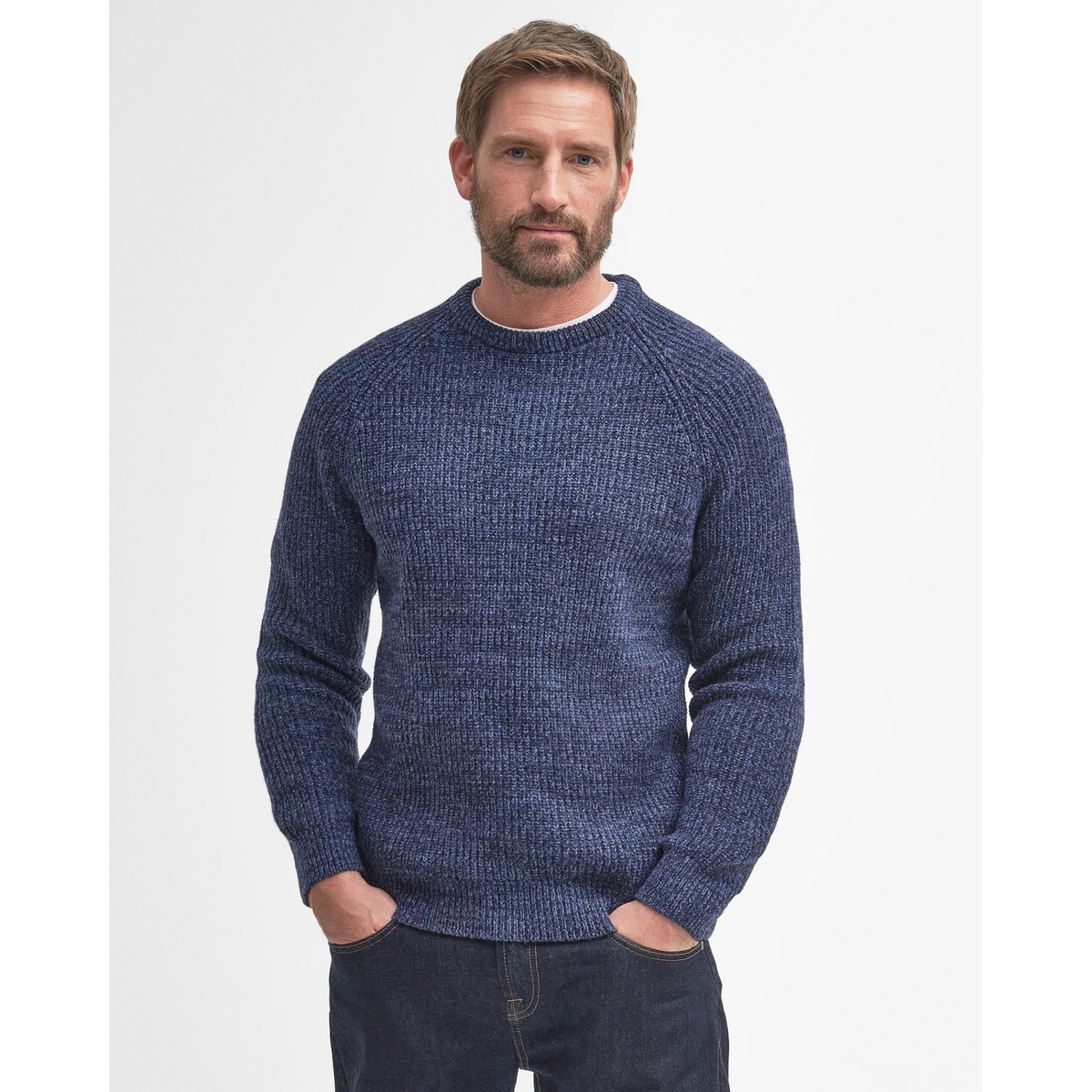 Tässä villaneuleessa on pitkät hihat ja joustavat ribbiresorit hihansuissa. helmassa ja pääntiessä.