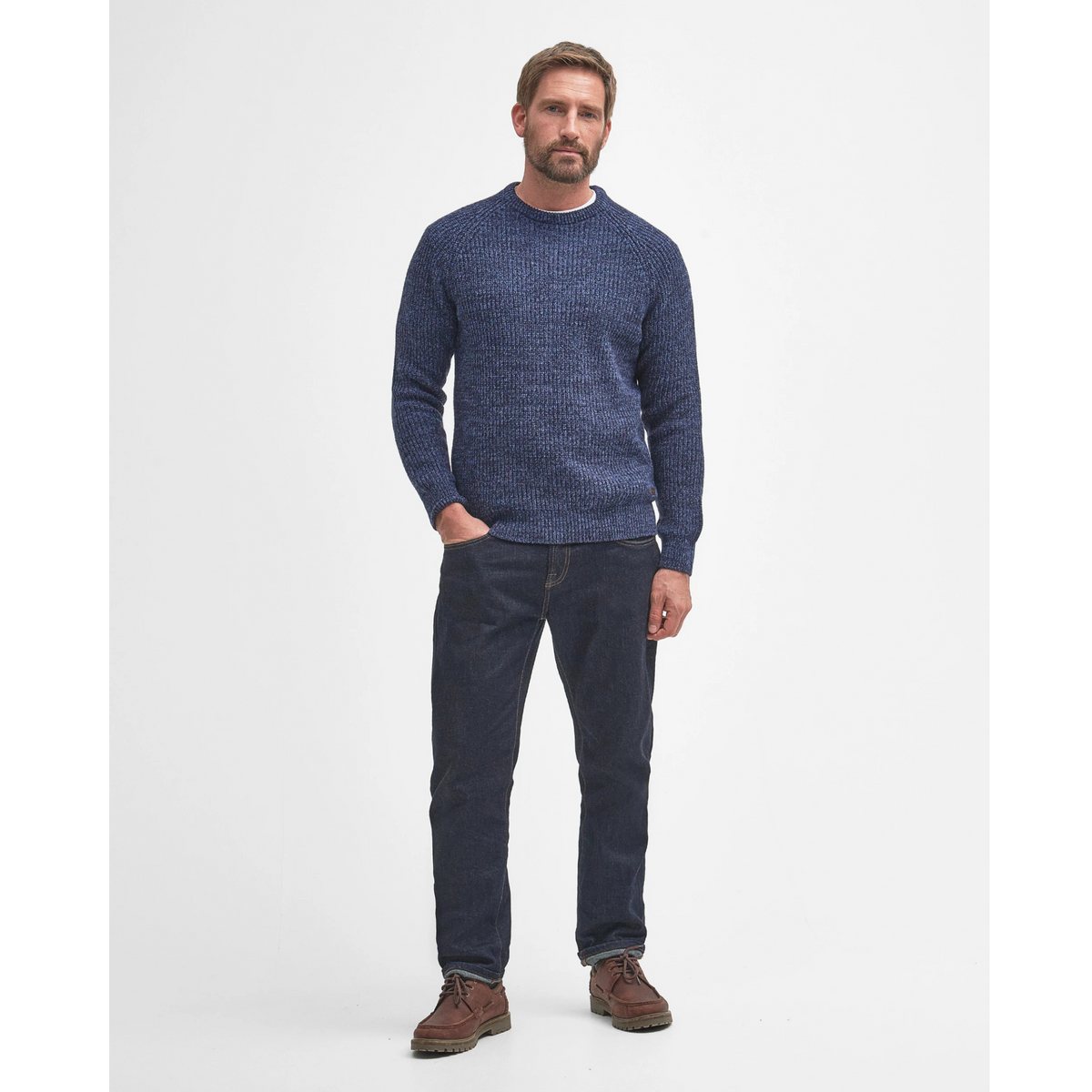 Kuvassa miehellä on sininen Barbour Horseford -neulepaita jossa on pyöreä pääntie.