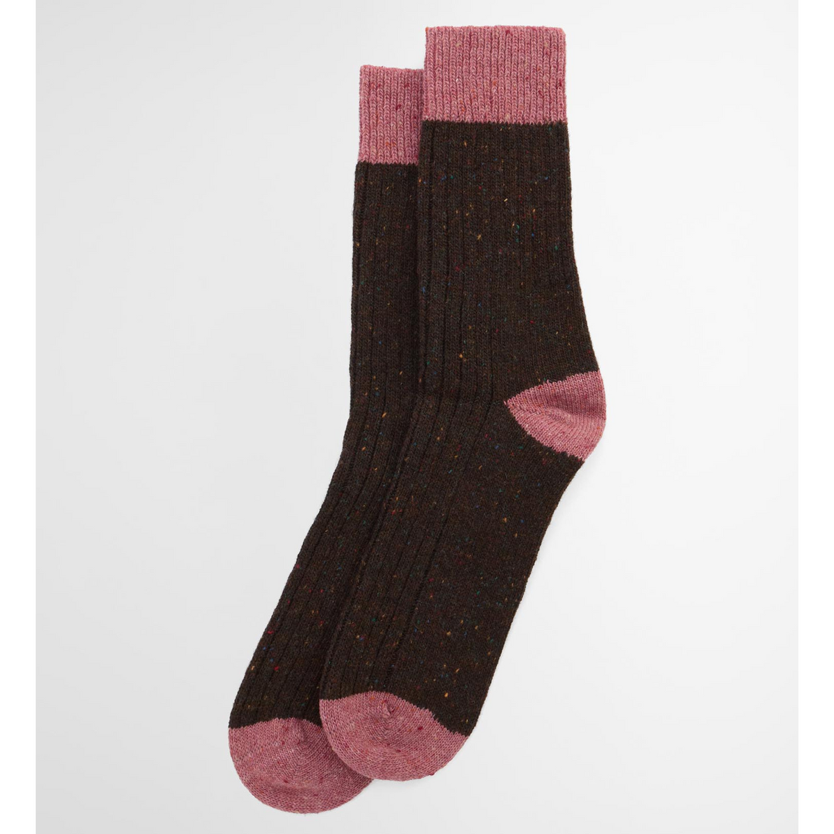 Kuvassa on Barbourin Houghton naisten ruskeat villasekoitesukat joissa on marjapuuronpunaiset varvasosat, kantapäät ja suuosat.