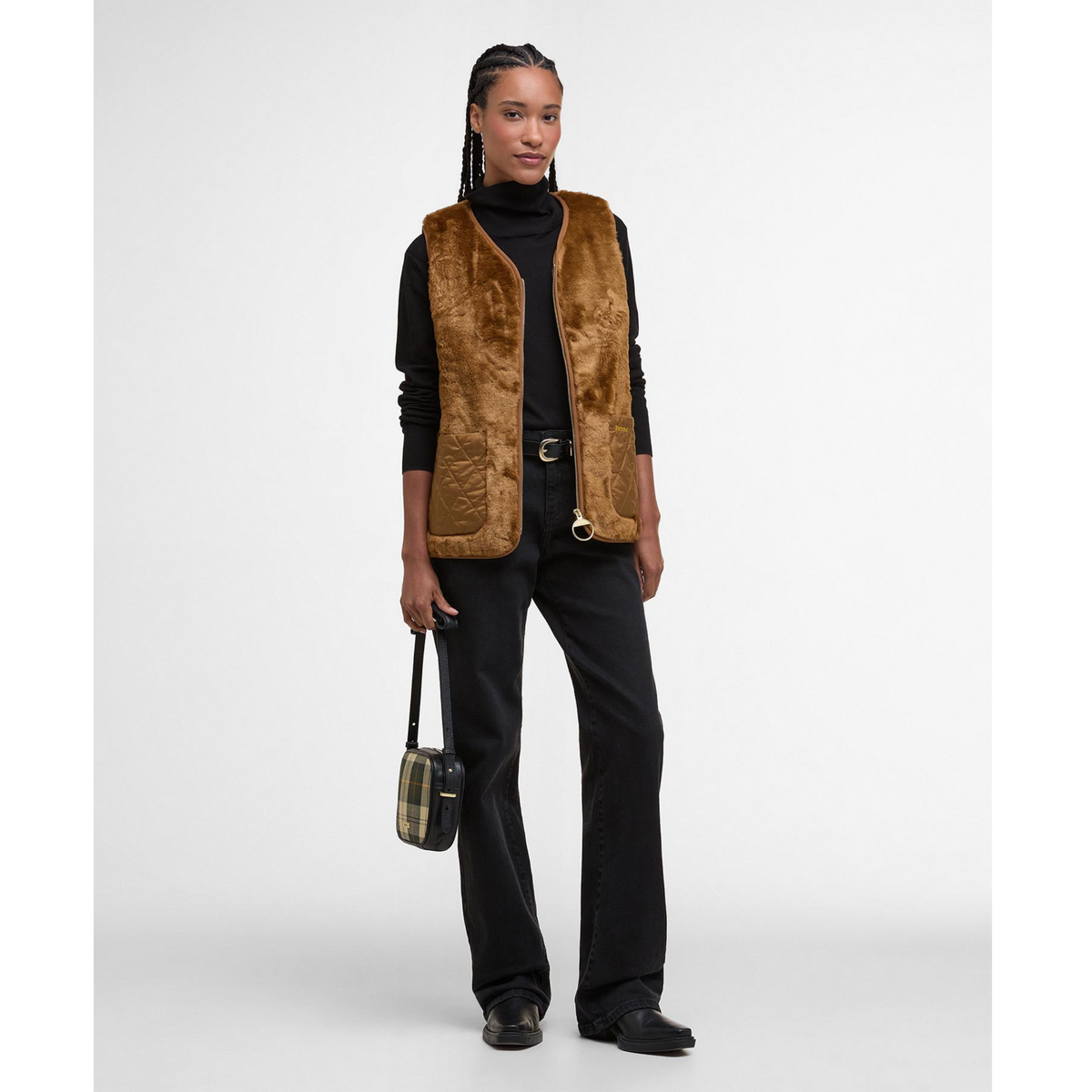 Liivin kullanvärinen vetoketju ja tikkikankaiset taskut ovat upeita yksityiskohtia.