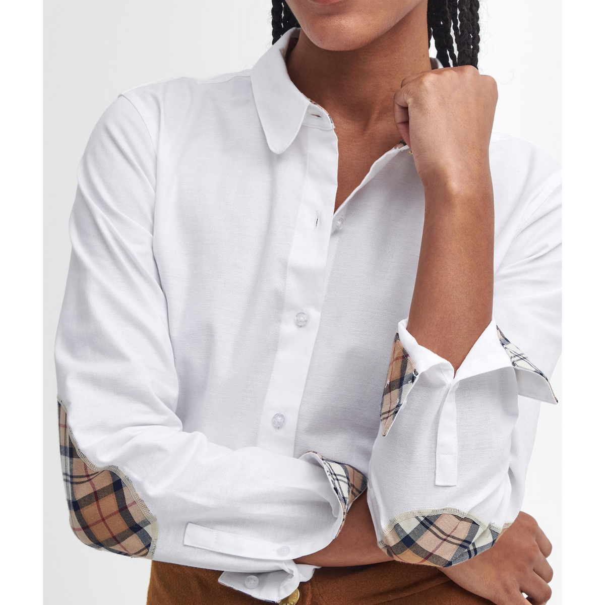 Klassiset Bay Tartan -kankaiset yksityiskohdat sekä helmiäishohtoiset napit antavat paidalle viimeistellyn ilmeen.