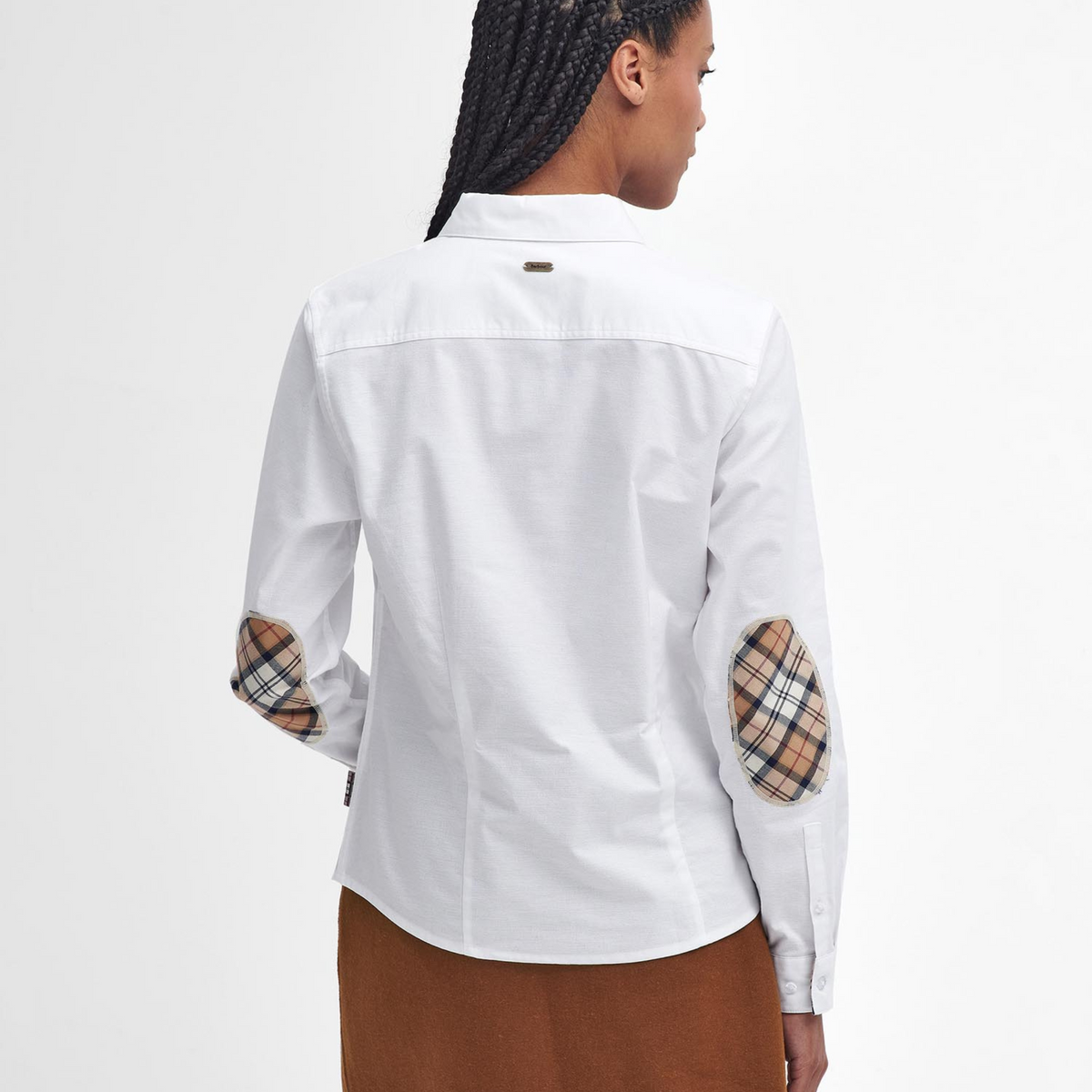 Niskassa on pieni metallinen logomerkki ja kyynärpäissä ruudullista Bay Tartan -kangasta.