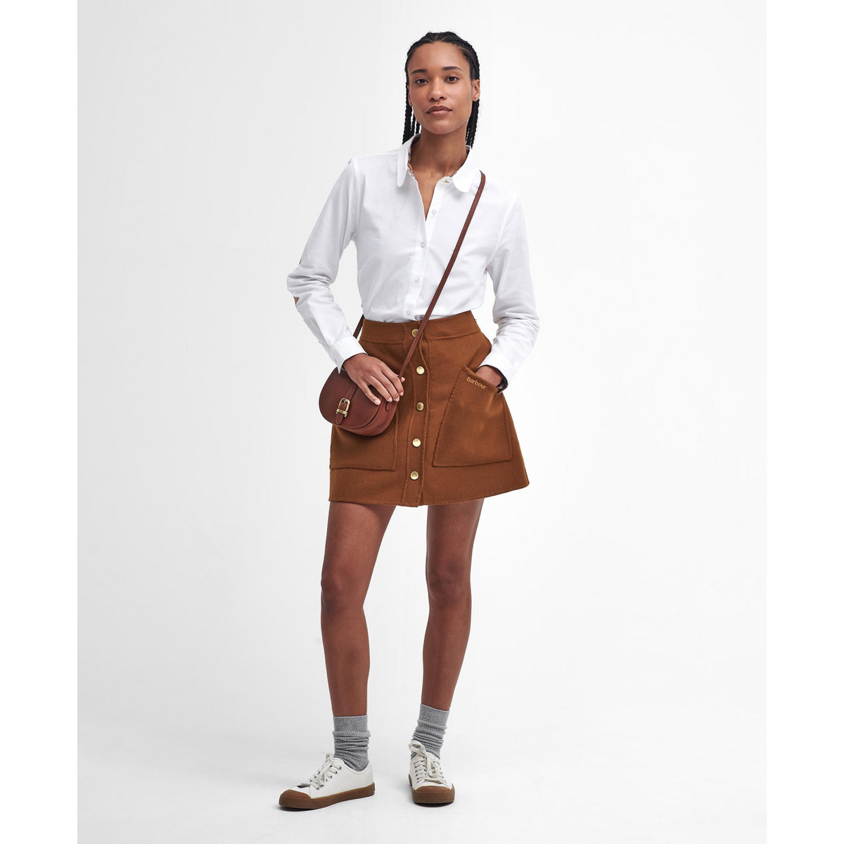 Kuvassa  naisella on Barbourin  klassinen valkoinen paitapusero.