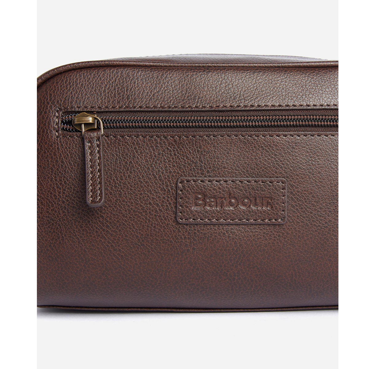 Toilettilaukussa on etupuolella ulkopuolinen vetoketjutasku sekä kohokuvioitu Barbour logo.